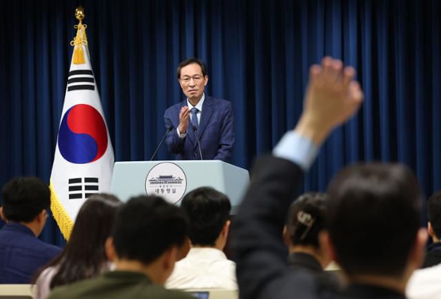 우상호 대통령실 정무수석이 20일 서울 용산구 대통령실청사에서 이재명 대통령의 이진숙 교육부장관 후보자의 지명 철회를 밝힌 후 질문을 받고 있다. 왕태석 선임기자