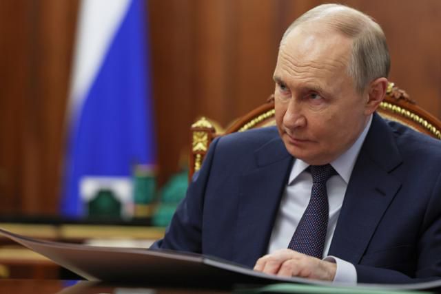 블라디미르 푸틴 러시아 대통령이 18일 모스크바 크렘린궁에서 지역 주지사 접견 중 발언하고 있다. 모스크바=AP 연합뉴스