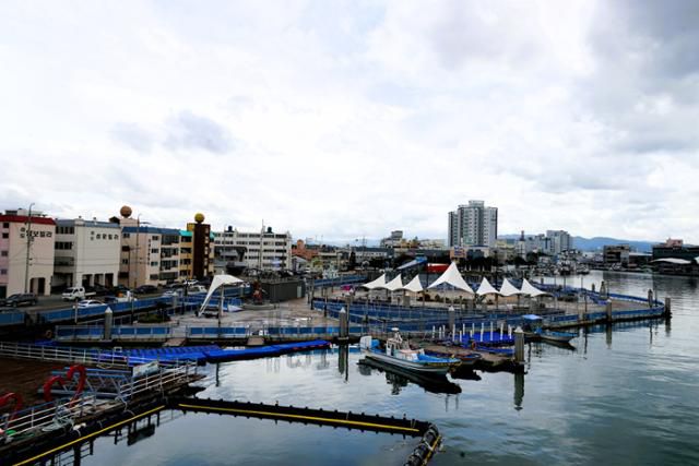 경북 포항시가 100억 원을 들여 남구 송도동 수면 위에 부력식으로 조성한 해상공원은 방문객이 적어 2019년 이후 사실상 방치되고 있다. 포항=김정혜 기자