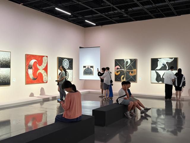 부산 사하구 부산현대미술관에서 열린 '힐마 아프 클린트: 적절한 소환' 전시에 힐마 아프 클린트가 1914∼15년에 걸쳐 그린 '백조' 연작이 전시돼 있다. 부산현대미술관 제공