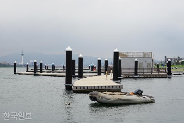 경북 포항시가 100억 원을 투입해 남구 송도동에 설치한 형산강 마리나 계류장은 2023년 말 준공했지만 2년 가까이 개장하지 않아 배가 한 척도 없다. 포항=김정혜 기자