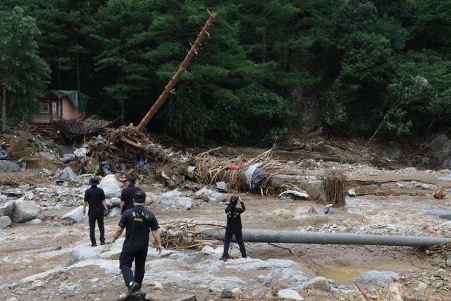 21일 경찰 과학수사대가 경기 가평군의 수해 현장을 살펴보고 있다. 연합뉴스