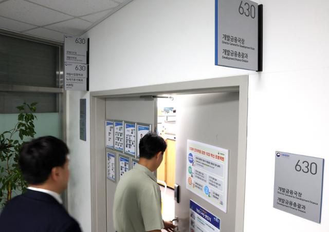 김건희 여사 관련 의혹을 수사하는 민중기 특별검사팀이 21일 기획재정부·수출입은행·희림종합건축사무소(희림) 등 윤석열 전 정부의 캄보디아 경제협력 기금과 관련된 기관·기업을 대상으로 강제수사에 나섰다. 21일 오후 압수수색 대상인 정부세종청사 기획재정부 개발금융국에 직원들이 드나들고 있다. 연합뉴스