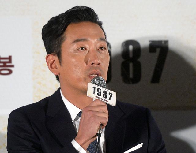 배우 하정우가 팬들과 소통 중 적절하지 못한 댓글로 비판을 받고 있다. 한국일보 자료사진