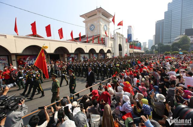 지난 4월 30일 베트남 호찌민시에서 열린 통일 50주년 열병식에서 중국 인민해방군이 사상 처음으로 참석해 행진하고 있다. 베트남넷 캡처