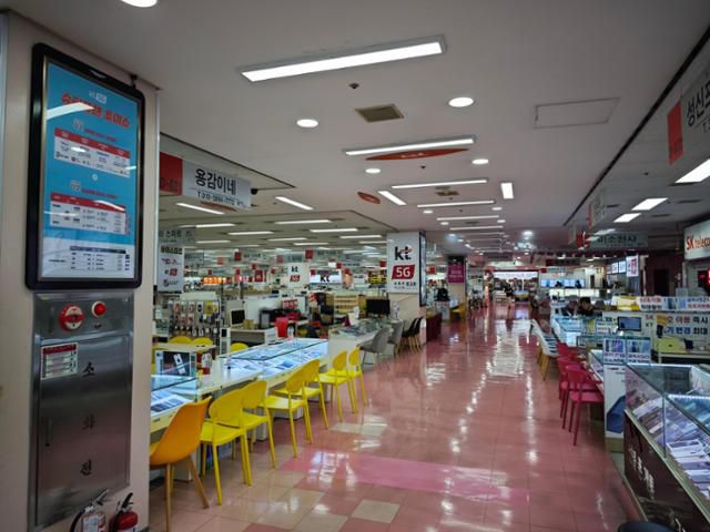 22일 서울 광진구 테크노마트 6층 휴대폰 매장들이 텅 비어있다. 김진욱 기자