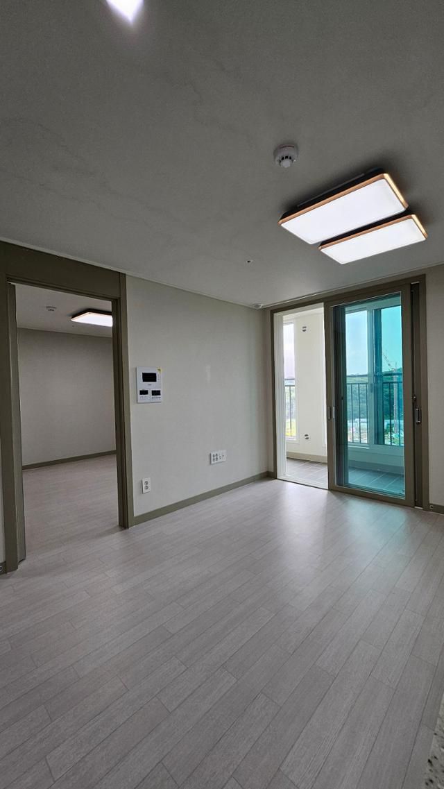 인천검단AA35-2블록의 또 다른 주택. 천장에 물 자국이 선명하다. 온라인 캡처