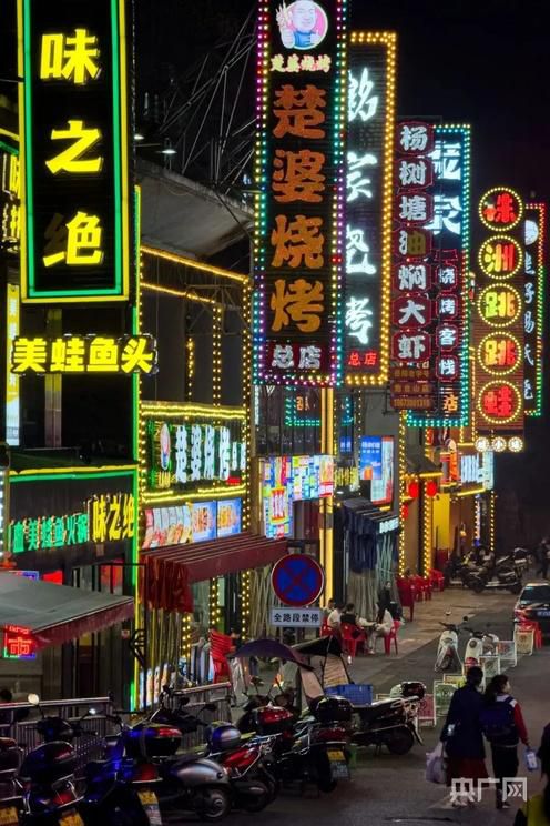 중국 남부 후난성 웨양의 꼬치구이 거리. 펑파이 캡처