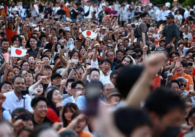 참정당 선거 유세가 열린 지난 19일 일본 도쿄 미나토구 시바공원에서 참정당 지지자들이 연설에 호응하고 있다. 도쿄=로이터 연합뉴스
