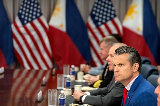 피트 헤그세스 미국 국방장관이 21일 워싱턴 국방부에서 열린 페르디난드 마르코스 주니어 필리핀 대통령과의 회담에 참석하고 있다. 워싱턴=AP 연합뉴스