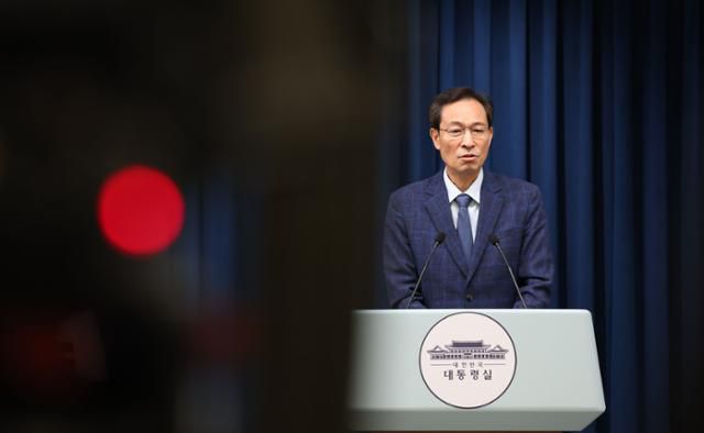 우상호 대통령실 정무수석이 20일 서울 용산구 대통령실청사에서 이재명 대통령의 이진숙 교육부장관 후보자의 지명 철회를 발표하고 있다. 왕태석 선임기자