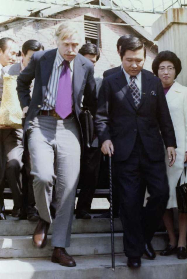 1974년 4월 한국을 방문한 제롬 코헨 미국 하버드대 교수와 김대중 전 대통령 내외. 코헨 교수는 김대중 납치 사건 당시 헨리 키신저 미 국가안보보좌관에게 직접 전화를 걸어 구명을 요청했다. 한길사 제공