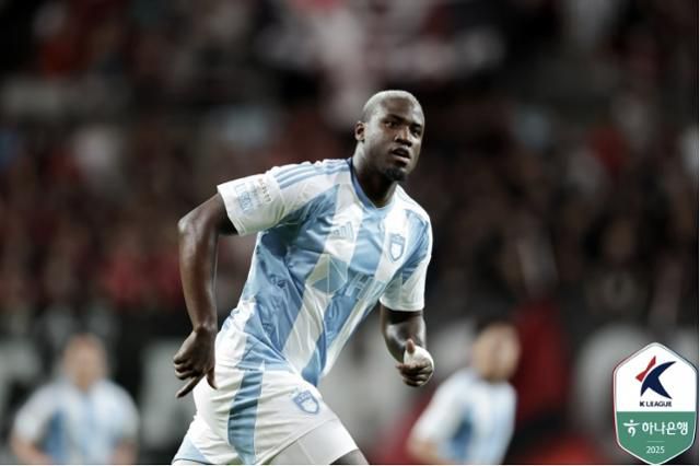 울산HD의 말컹이 20일 서울월드컵경기장에서 열린 FC서울과의 2025 프로축구 K리그1 22라운드에서 후반 교체 투입되고 있다. 한국프로축구연맹 제공