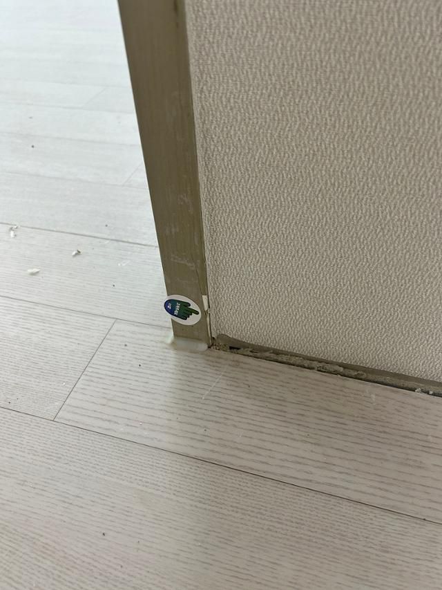 몰딩이 깨지고 걸레받이가 설치되지 않은 신축 공공임대주택. 온라인 캡처