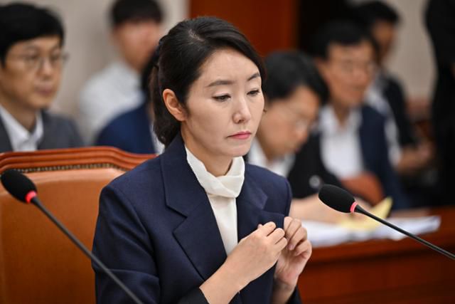 강선우 여성가족부 장관 후보자가 지난 14일 국회에서 열린 인사청문회에서 이인선 국회 여성가족위원장이 '후보자 자격으로 나왔기 때문에 국회의원 배지를 다는 건 부적절하다'고 지적하자 국회의원 배지를 떼고 있다. 정다빈 기자