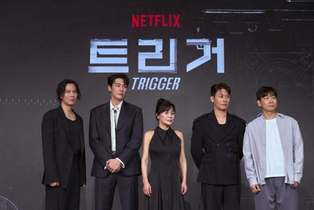 22일 서울 마포구 호텔 나루 서울에서 열린 넷플릭스 시리즈 '트리거' 제작발표회에서 감독과 출연 배우들이 기념촬영을 하고 있다. 왼쪽부터 김남길·김영광·길해연·박훈 배우와 권오승 감독. 넷플릭스 제공