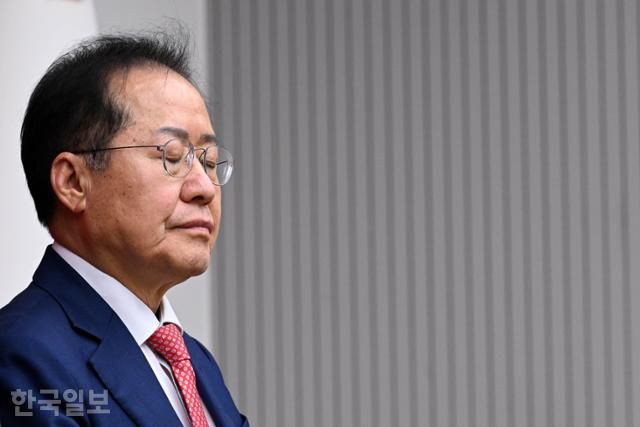 홍준표 전 대구시장이 4월 29일 서울 여의도 국민의힘 당사에서 제21대 대선 후보 선출을 위한 당내 3차 경선 진출에 실패한 뒤 눈을 감고 있다. 고영권 기자