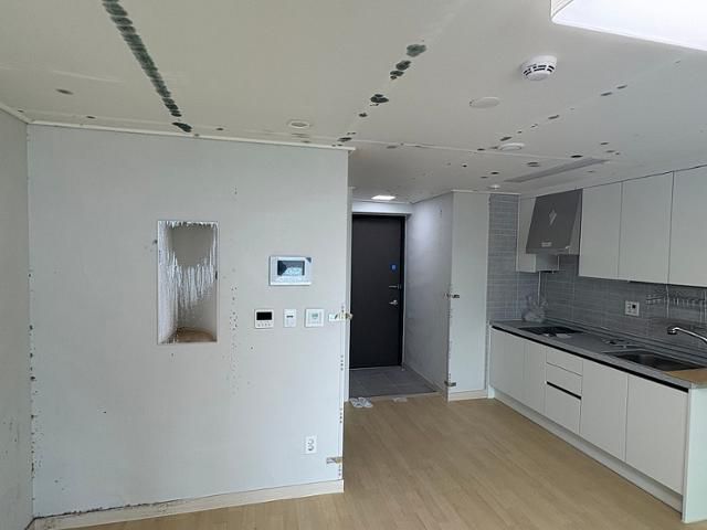 곳곳에 곰팡이가 핀 새 아파트. LH는 자재와 구조를 볼 때 공공임대주택으로 보인다며 스프링클러 등 배관에 문제가 생겼을 수 있다고 설명했다. 온라인 캡처