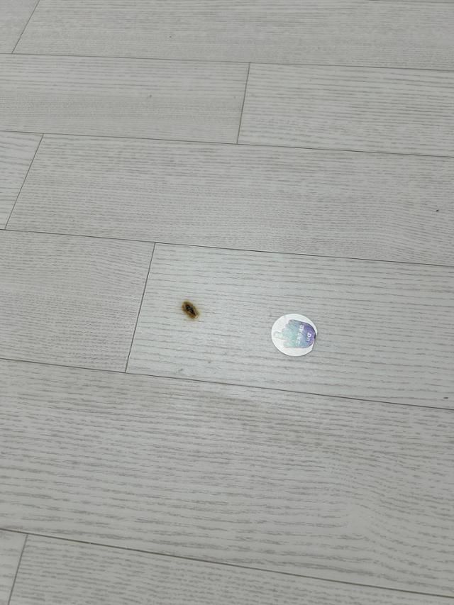 내달 입주하는 인천검단 AA35-2블록 공공임대주택의 바닥이 불에 타 있다. 온라인 캡처