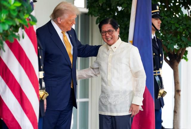 도널드 트럼프(왼쪽) 미국 대통령이 22일 워싱턴 백악관에서 페르디난드 마르코스 주니어 필리핀 대통령을 환영하고 있다. 워싱턴=로이터 연합뉴스