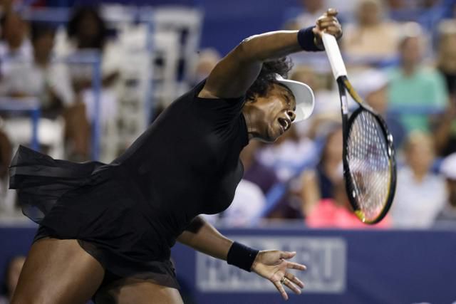 비너스 윌리엄스가 23일 미국 워싱턴 DC에서 열린 무바달라 시티DC오픈 여자 단식 1회전에서 22세 어린 페이턴 스턴스를 상대로 경기를 치르고 있다. 워싱턴 DC=AP 연합뉴스