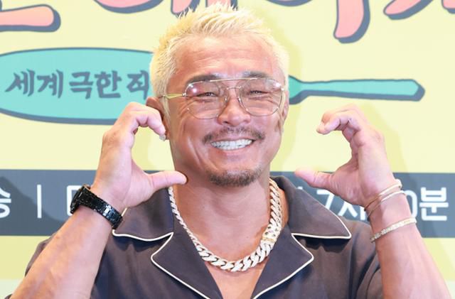 \격투기 선수 추성훈이 23일 서울 여의도 TWO IFC에서 열린 ENA, EBS 공동제작 추성훈의 밥값은 해야지 제작발표회에 참석해 포즈를 취하고 있다. 뉴스1