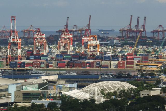지난해 7월 필리핀 마닐라항에 미국으로 향하는 컨테이너가 선적되고 있다. 마닐라=AFP 연합뉴스