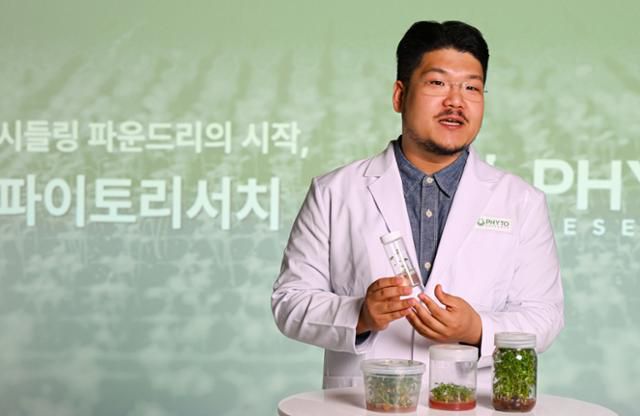 김연준 파이토리서치 대표가 25일 서울 세종로 한국일보사에서 인터뷰를 하며 기후변화와 병충해를 잘 이겨내도록 개발한 딸기 등의 무병묘를 소개하고 있다. 남동균 인턴기자