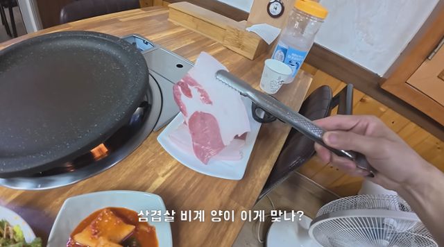 온라인상에서 '비계 삼겹살' 논란을 일으키며 울릉도 외식업 전반에 부정적 여론을 일으킨 유튜브 영상의 한 대목. 유튜브 '꾸준 kkujun' 캡처