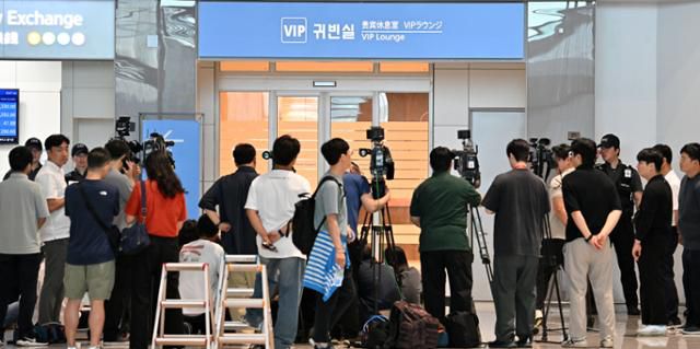 한미 '2+2 통상협상'이 미국 스콧 베선트 재무장관의 긴급한 일정으로 순연된 가운데 24일 인천국제공항 제2터미널에서 취재진이 구윤철 경제부총리 겸 기재부 장관을 기다리고 있다. 연합뉴스