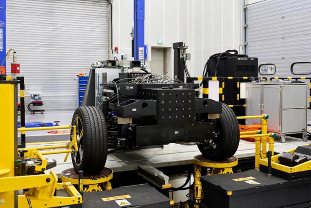 RH(주행 및 핸들링) 성능개발동 승차감 주행시험기에서 후륜 차축 모듈을 이용한 차량 반응 점검 시험이 진행되고 있다. 현대차·기아 제공