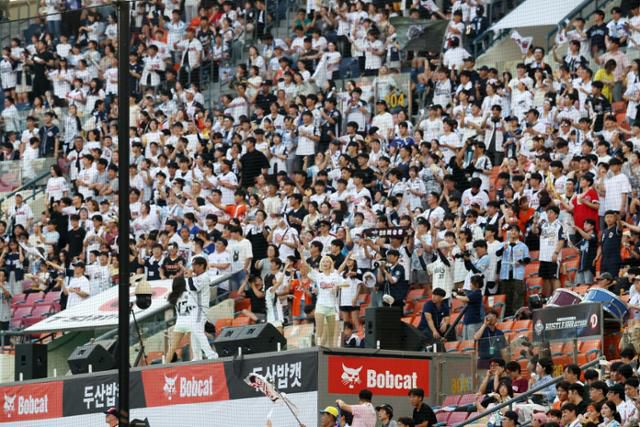 한화와 두산의 프로야구 경기가 열린 24일 서울 잠실야구장에서 관중들이 열띤 응원을 펼치고 있다. 뉴시스