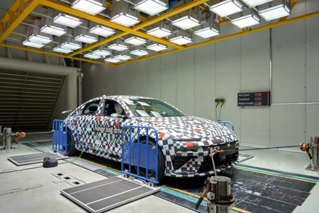 연구소 내 환경시험동 고온 체임버에서 아이오닉 6 N 차량에 대한 열관리 성능 평가가 진행되고 있다. 기온은 50도로 설정됐다. 현대차·기아 제공