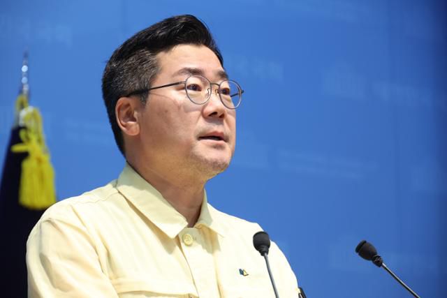 박찬대 더불어민주당 의원이 24일 서울 여의도 국회 소통관에서 검찰과거사위원회 추진법 관련 기자회견을 하고 있다. 뉴시스