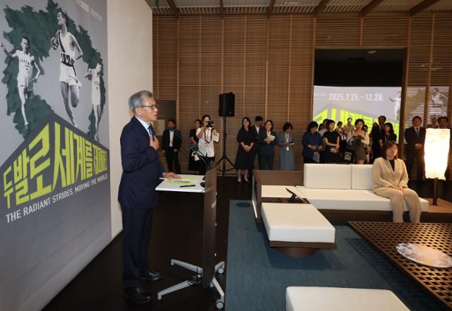 유홍준 국립중앙박물관장이 24일 서울 용산구 국립중앙박물관에서 열린 광복 80주년 특별전 '두발로 세계를 제패하다' 사전공개회에서 인사말을 하고 있다. 연합뉴스