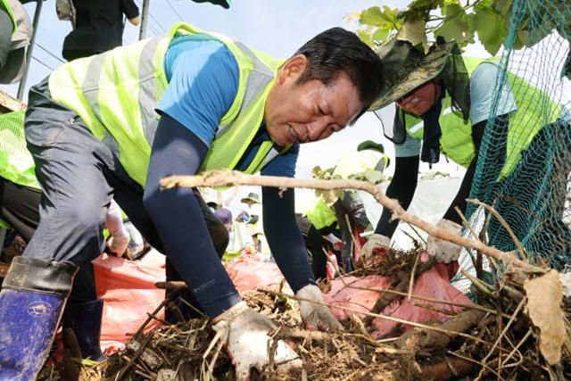정청래 더불어민주당 의원이 24일 경기도 가평군 조종면 수해 피해 현장을 찾아 복구 지원활동을 하고 있다. 뉴스1