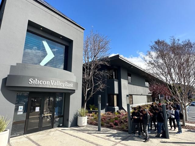 2023년 4월 미국 캘리포니아 산타클라라의 실리콘밸리은행 본사 앞에 예금을 인출하려고 기다리는 사람들이 줄지어 서 있다. 실리콘밸리=이서희 특파원