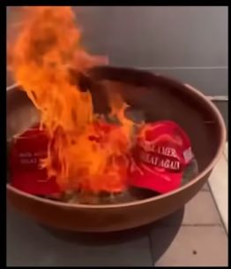 도널드 트럼프 미국 대통령의 지지자가 '엡스타인 목록'이 존재하지 않는다는 트럼프 행정부의 발표에 분노해 마가(MAGA) 모자를 불태우고 있는 모습. X 캡처