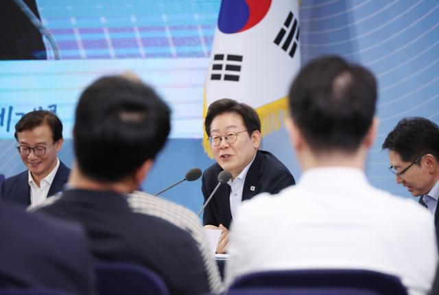 이재명 대통령이 25일 부산 부경대에서 타운홀미팅 '부산의 마음을 듣다' 간담회에서 발언하고 있다. 연합뉴스