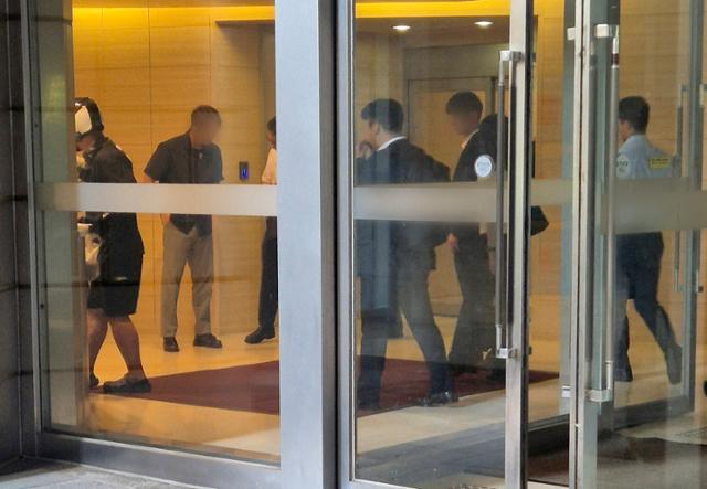 윤석열 전 대통령의 부인 김건희씨의 각종 의혹을 수사하는 민중기 특별검사팀 수사관들이 25일 압수수색을 위해 김씨 자택이 있는 서울 서초구 아크로비스타 건물로 들어가고 있다. 연합뉴유