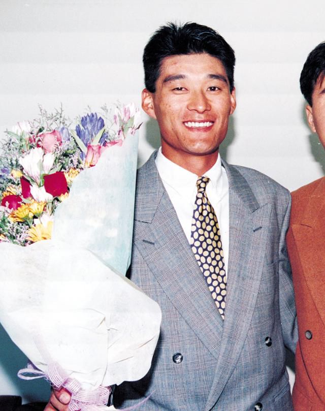 이종범이 1994년 정규시즌 최우수선수(MVP)에 뽑힌 후 꽃다발을 들고 환하게 웃고 있다. 한국일보 자료사진