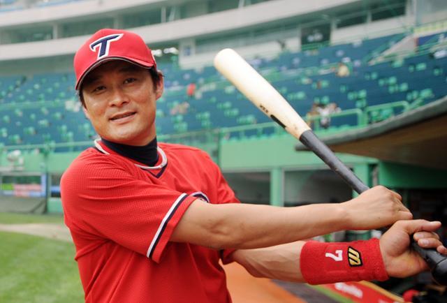 이종범이 현역 시절인 2010년 6월 20일 한일 통산 2,000안타를 눈앞에 두고 본보와 가진 인터뷰에서 포즈를 취하고 있다. 한국일보 자료사진