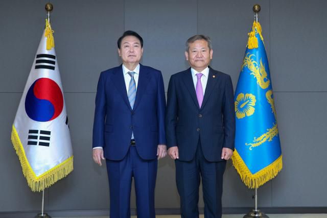 2022년 5월 26일 윤석열(왼쪽) 당시 대통령이 정부세종청사에서 이상민 당시 행정안전부 장관에게 국무위원 임명장을 수여한 뒤 기념촬영을 하고 있다. 세종=뉴스1