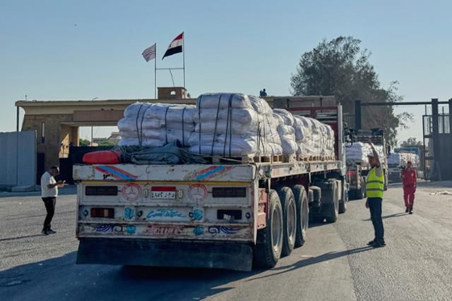 27일 이집트와 가자지구를 연결하는 라파 검문소를 통해 구호 물자를 실은 트럭들이 들어오고 있다. 라파=AP 연합뉴스