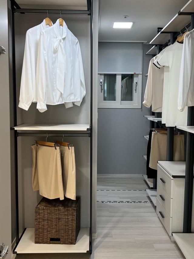 견본주택에 설치된 드레스룸(옷방)과 시스템 행거 옵션. 소형 주택이지만 신축인 만큼 수납 공간이 잘 마련됐다는 평가가 나왔다. 김민호 기자