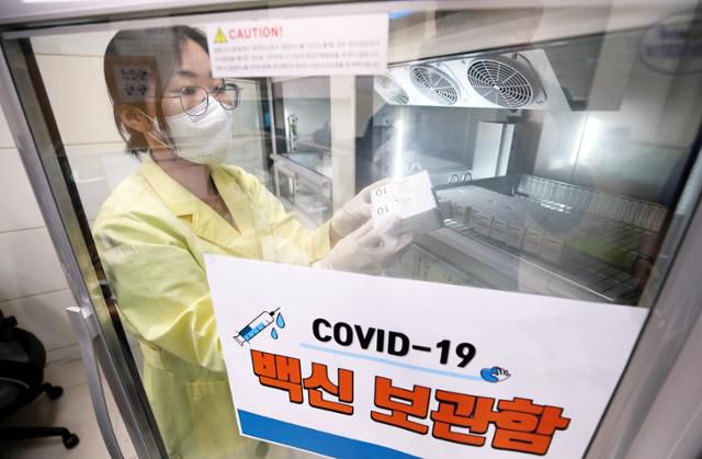 6월 16일 광주 북구보건소에서 관계자가 코로나19 백신 수량을 확인하고 있다. 광주 북구 제공