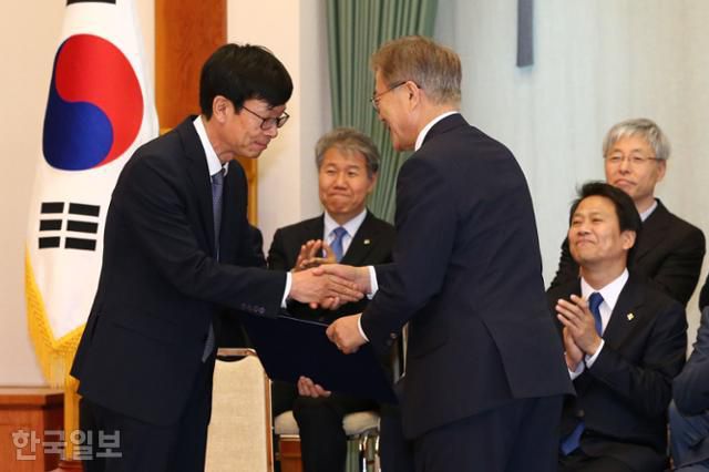 2017년 6월 13일 문재인(가운데) 당시 대통령이 청와대 본관에서 김상조(맨 왼쪽) 당시 공정거래위원장 후보자에게 임명장을 수여하고 있다. 고영권기자