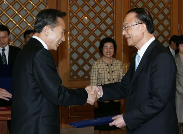 2008년 3월 26일 이명박(앞줄 왼쪽) 당시 대통령이 청와대에서 최시중(오른쪽) 방송통신위원장에게 임명장을 수여하며 악수하고 있다. 한국일보 자료사진