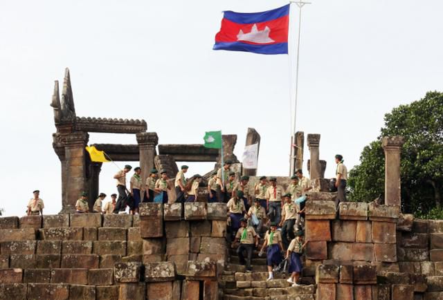 캄보디아와 태국이 소유를 주장하는 '프레아 비헤아르' 사원이 유네스코 세계문화유산으로 등재된 2008년 7월 캄보디아 학생들이 사원을 견학하고 있다. 프레아 비헤아르=AFP 연합뉴스 자료사진