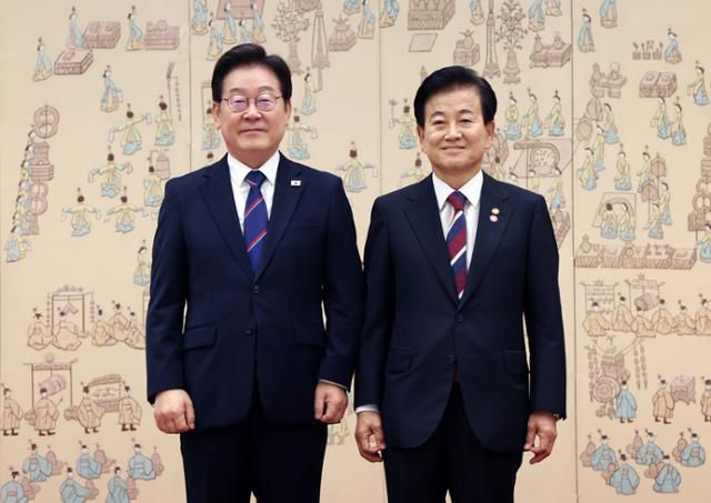 이재명 대통령이 28일 서울 용산 대통령실 청사에서 정동영 신임 통일부 장관에게 임명장을 수여한 뒤 기념촬영하고 있다. 왕태석 선임기자